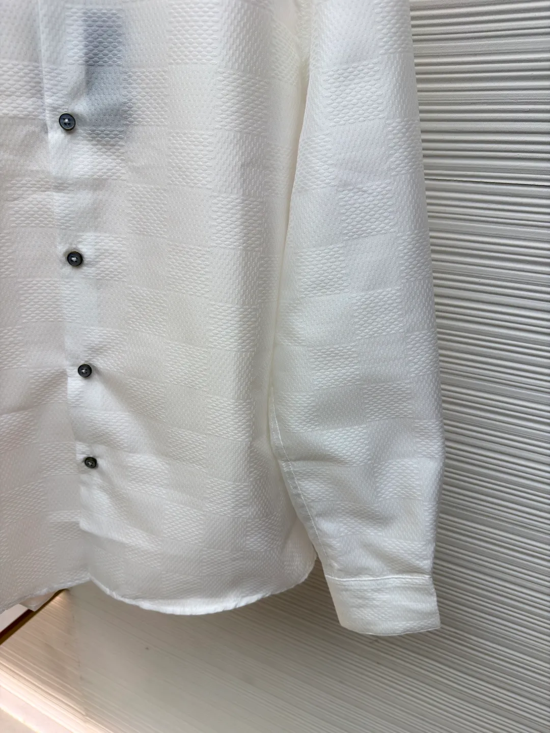 LOUIS VUITTON checkerboard jacquard long-sleeved shirt ●Original version: Purchased and developed by 7269 ●Item number: 1681031-A85 ●Fabric: mulberry silk fabric ●Technology: full-width jacquard production ●Version: fitted version ●Weight: about 280 grams ●Size: S-M-L-XL ●Description: Customized mulberry silk jacquard fabric, 75D high temperature, fermented fabric wash, customized buttons, customized logo, jacquard embellishment to upgrade the gorgeous style of woolen evening suit with exquisite luster texture. The overall wiring is straight and delicate, the fabric is comfortable and soft, and the color is consistent without color difference. It can be matched with the same style to create a fashionable look and control various occasions. Customized accessories, complete with three standards, same style for men and women!